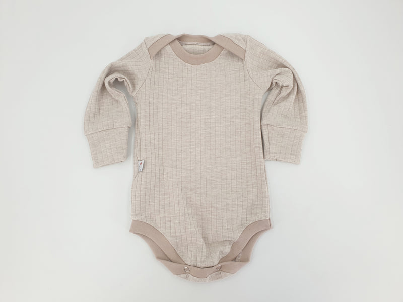 Body kurz und lang ärmelig auch als Baby Set beige meliert breite Rippe von Atelier MiaMia
