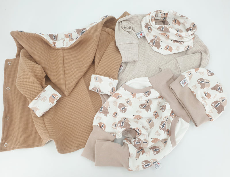 Body kurz und lang ärmelig auch als Baby Set beige meliert breite Rippe von Atelier MiaMia